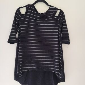VINCE CAMUTO cold shoulder stripe blouse